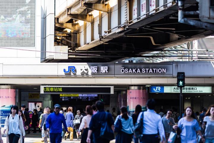 新幹線が停まるのは新大阪駅、阪急・阪神があるのは梅田駅。大阪の駅は初めて来る人にはまさにダンジョンのようだ。bee32 - iStockphoto