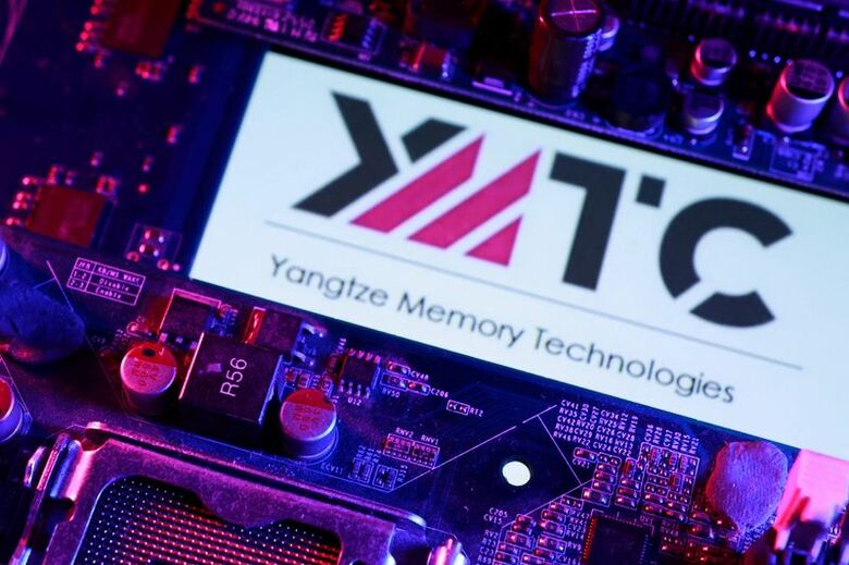 長江存儲（ＹＭＴＣ）のロゴ。4月撮影。 REUTERS/Dado Ruvic