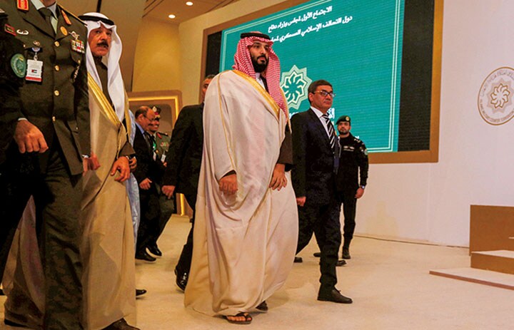 イスラム軍事同盟の国防相会議に向かうサルマン皇太子（11月26日、リヤド）　Faisal al Nasser-REUTERS