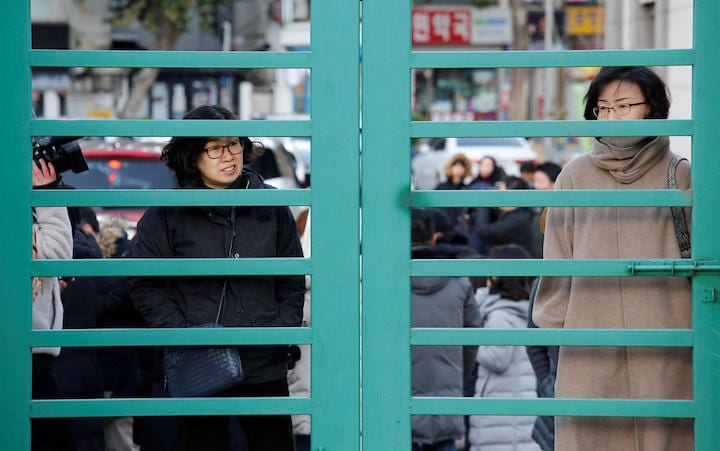 高学歴社会の韓国、入学試験の成功を親たちが祈る......  Heo Ran-REUTERS