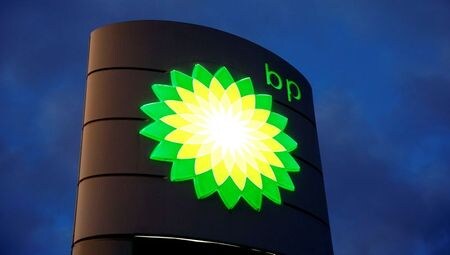 １０月２７日、英国際石油資本（メジャー）ＢＰ<BP.L>の第３・四半期（７─９月）決算は小幅な黒字に転換した。写真はＢＰのロゴ。スイスのクローテンで２０１７年１０月撮影（２０２０年　ロイター/Arnd Wiegmann）