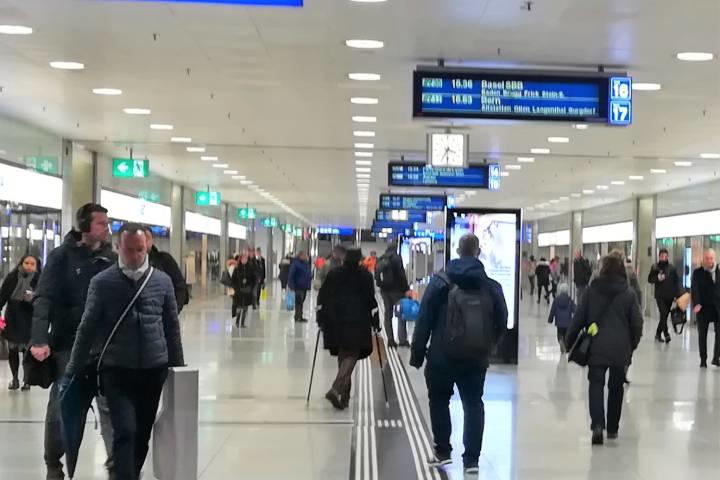 2月27日、チューリッヒ中央駅にて。マスクを着ける人はほとんど見られない　Photo:Satomi Iwasawa