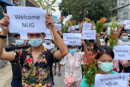 　４月１８日、ミャンマーのクーデターで実権を掌握した国軍に対抗し、民主派が新たに結成した「国民統一政府（ＮＵＧ）」は近隣諸国に対し、危機解決に向けた交渉を呼び掛け、軍事政権を承認しないよう求めた。写真は国民統一政府支持を表明する市民ら、１７日にヤンゴンで撮影。提供写真（２０２１年　ロイター）