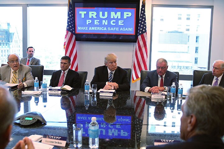 17日、選対関係者らとの会議に臨むトランプ　Carlo Allegri-REUTERS