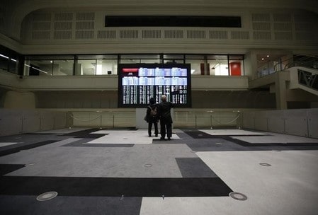 　６月７日、前場の東京株式市場で、日経平均株価は前営業日比６３円０５銭安の１万９９１６円８５銭となり、３日続落した。写真は東証で撮影、昨年２月撮影（２０１７年　ロイター/Issei Kato）