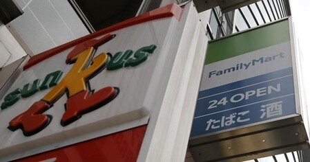９月１日、ユニーグループホールディングスとファミリーマートが経営統合し、ユニー・ファミリーマートホールディングスが発足した。都内で昨年３月撮影（２０１６年　ロイター/Toru Hanai）