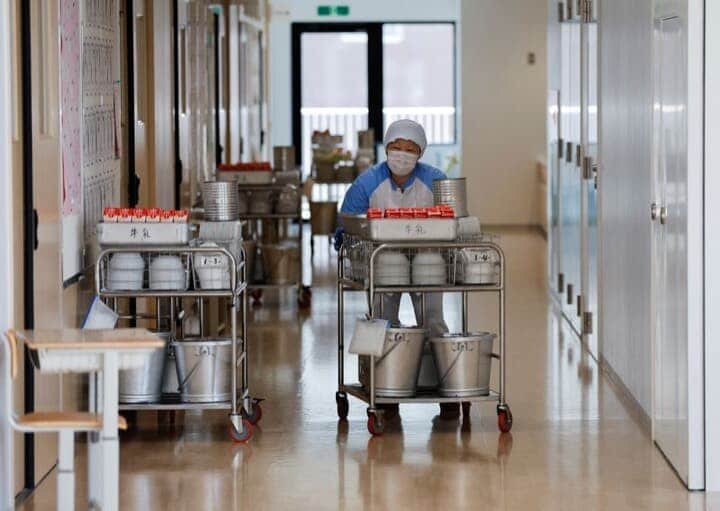 足元の物価高が学校給食に影を落とし、1日の食事の中で重要な栄養源となっている困窮家庭の子どもたちへの影響が懸念されている。食材費が軒並み上がる中、限られた予算内でどう献立をやりくりするのか、現場の栄養士は四苦八苦している。この学校では360食分を調理している。6月29日、東京・足立区の千寿青葉中学校で撮影（2022年　ロイター/Issei Kato）