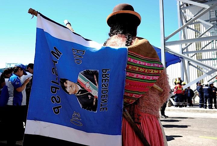 ドイツは先月、ボリビアでの大規模リチウム鉱山開発を支援する協定を締結し、２国間の経済関係を深化させる事業としてこれを歓迎した。写真はボリビア南部ポトシのウユニ塩湖でモラレス大統領の旗を持つ女性。２０１８年１０月撮影（２０１９年　ロイター/David Mercado）