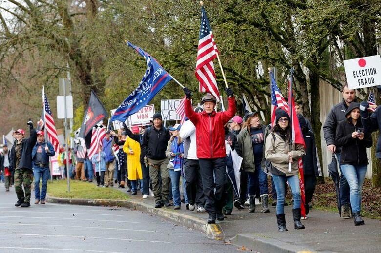 トランプ米大統領の支持者は、一部の州の議会議事堂に集まり、昨年11月に行われた米大統領選の結果に対して抗議活動を行った。写真はオレゴン州セーレムで撮影（2021年　ロイター／Terray Sylvester）