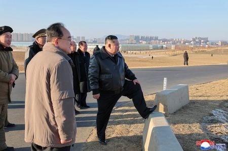 　１月３０日、北朝鮮の国営メディア朝鮮中央通信（ＫＣＮＡ）は、金正恩総書記が今年中に２０地域で工場など大規模建設プロジェクトを同時に進める計画を発表したと報じた。写真は２日、北朝鮮で中国との国境沿いの温室農場建設現場を視察する金総書記。ＫＣＮＡ提供（２０２６年　ロイター）