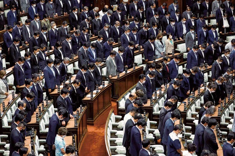 銃撃され死亡した安倍元首相に議場で哀悼の意を表す国会議員（8月5日）。宗教と政治の関係性が問われている　ISSEI KATOｰREUTERS