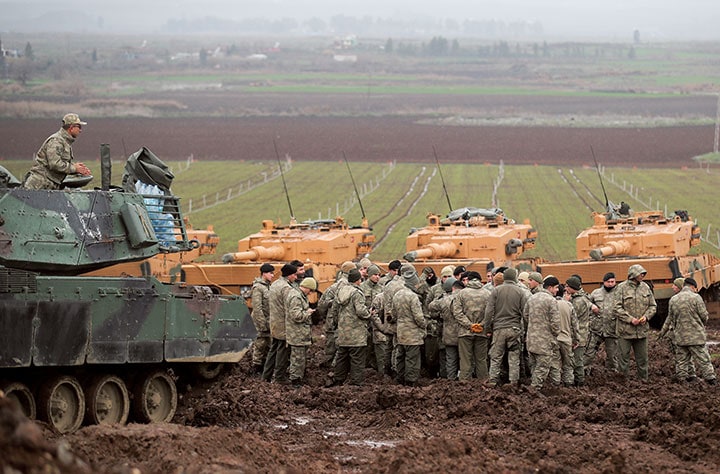 シリア国境に近いトルコ南部ハタイに集結したトルコ軍部隊　Umit Bektas-REUTERS