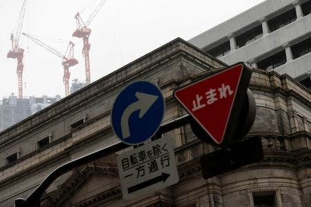 日銀は１６日、ＥＳＧ（環境・社会・企業統治）投資を巡る日本の機関投資家の動向についての調査論文を発表、日本の機関投資家は欧米と目的意識が異なり、ボランティアの延長といった程度の意識で取り組んでいるところも少なからずあったとした。日銀本店で５月撮影。（２０２０年　ロイター/Kim Kyung-Hoon）
