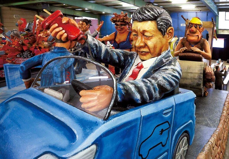 最高権力者が過度に侮蔑の対象になると……（ドイツの祭りの山車）　KAI PFAFFENBACHｰREUTERS