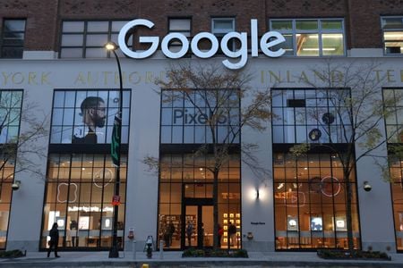 米グーグルの持ち株会社アルファベットが２月４日発表した２０２４年第４・四半期決算は、売上高が市場予想を下回った。２０２１年１１月、マンハッタンで撮影（２０２５年　ロイター/Andrew Kelly）