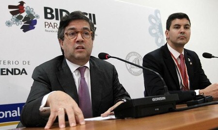 　４月２日、米州開発銀行（ＩＤＢ）のルイス・アルベルト・モレノ総裁（左）は、試験的開発プロジェクトを支援するＩＤＢの基金に米国が追加拠出しないことになったと明らかにした。ＩＤＢの年次総会での記者会見で述べた。写真はパラグアイで撮影（２０１７年　ロイター／Marcos Brindicci）