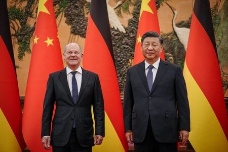 　１１月４日、中国の習近平国家主席（写真右）は、訪中したドイツのショルツ首相（写真左）と北京の人民大会堂で会談し、中独は影響力を持つ大国として、変革と混乱の時期こそ世界平和のために協力すべきだと述べた。写真は北京での代表撮影（２０２２年／ロイター）