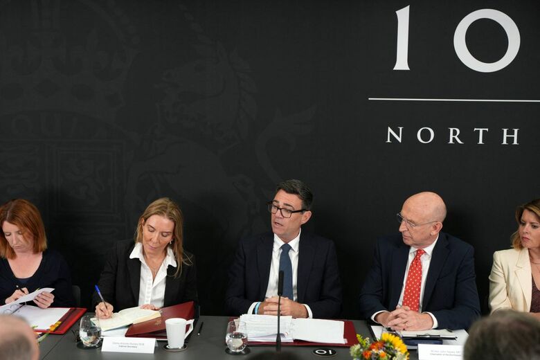 マンチェスター中心部に開設した「No. 10 North（北の首相官邸）」で会議を行ったバーナム英首相（中央、7月24日）　Christopher Furlong―REUTERS