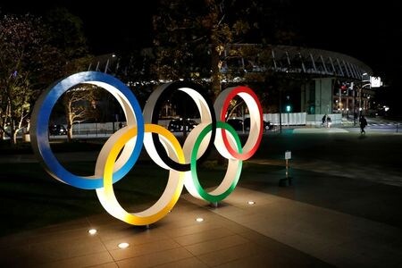 　菅義偉官房長官は４月２１日午前の会見で、東京五輪・パラリンピックの延期に伴う追加費用を日本が負担することで安倍晋三首相と国際オリンピック委員会（ＩＯＣ）が合意したという一部報道について、そうした事実はないと否定した。写真は都内の日本オリンピックミュージアム前にある五輪モニュメント。３月撮影（２０２０年　ロイター/Issei Kato/File Photo）