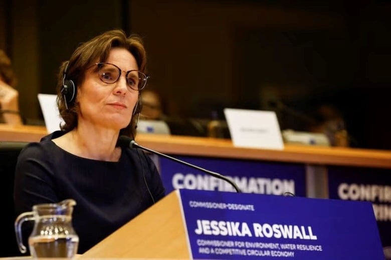 欧州連合（ＥＵ）欧州委員会のロスウォル委員（環境問題担当＝写真）はロイターとのインタビューで、「永遠に残る化学物質」と呼ばれるＰＦＡＳ（有機フッ素化合物）について、消費者製品への使用禁止を提案する意向を示した。昨年１１月撮影。（２０２５　ロイター/Johanna Geron/ File Photo）