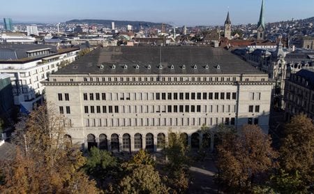 　４月２８日、スイス国立銀行（中央銀行、ＳＮＢ）は年次株主総会で、投資方針の変更や環境汚染を引き起こしているとされる企業への投資撤退を訴える環境活動家らの要求を退けた。写真は同中銀。チューリッヒで昨年９月撮影（２０２３年　ロイター／Arnd Wiegmann）