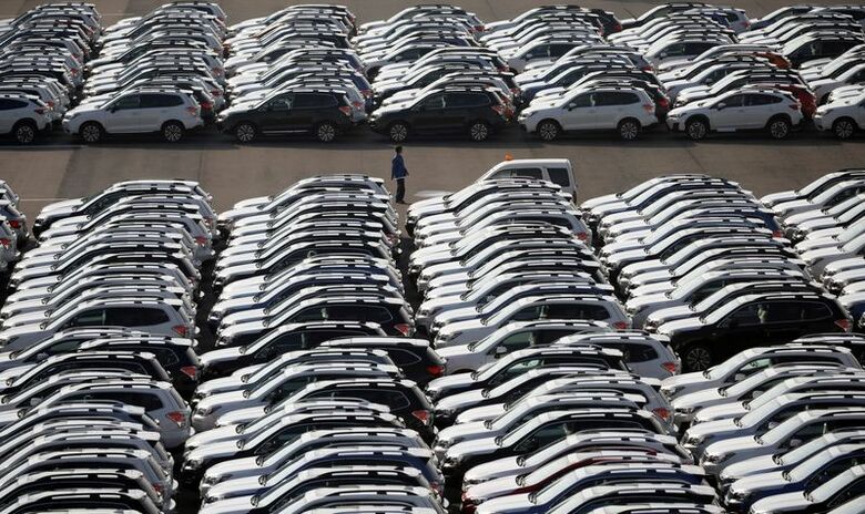 写真は横浜港に駐車する輸出用の車。2017年11月、横浜で撮影。REUTERS/Toru Hanai