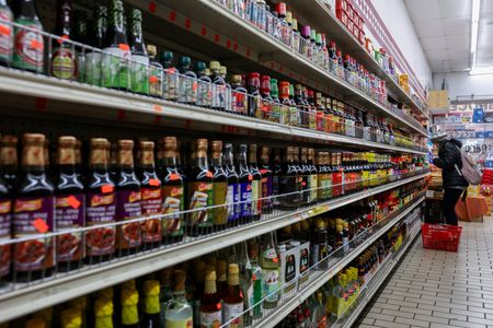 米労働省が１３日発表した４月の消費者物価指数（ＣＰＩ）は前月比０.２％上昇した、３月は０.１％下落だった。ニューヨーク市内の店舗で４月撮影（２０２５年　ロイター/Kylie Cooper/File photo）