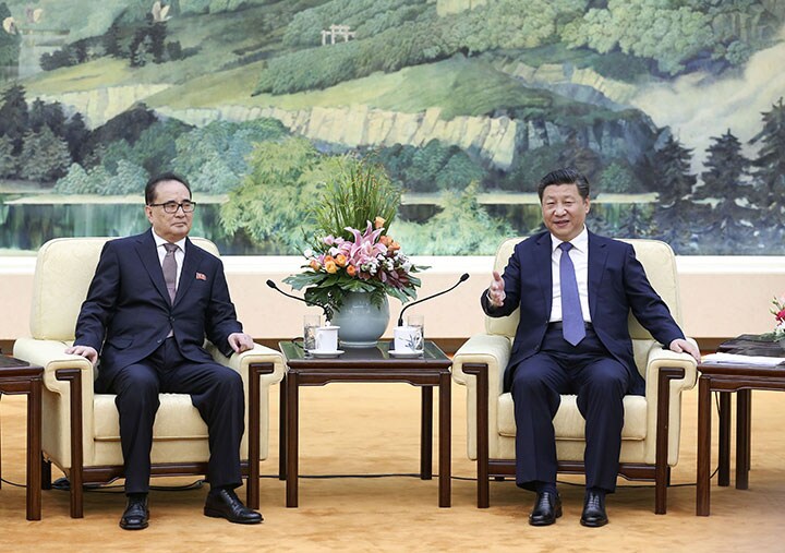6月1日、訪中した北朝鮮高官の李洙墉（左）と会談する習近平　Xinhua/Pang Xinglei/via REUTERS