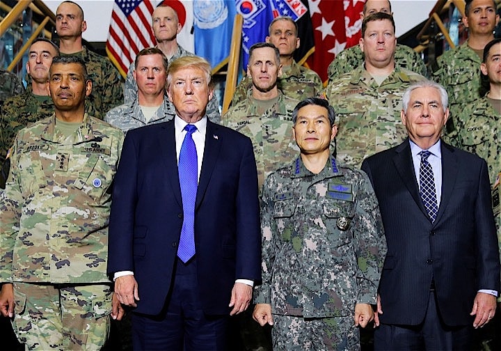 昨年11月、在韓米軍のハンフリー基地を訪ねたトランプ　REUTERS/Jonathan Ernst