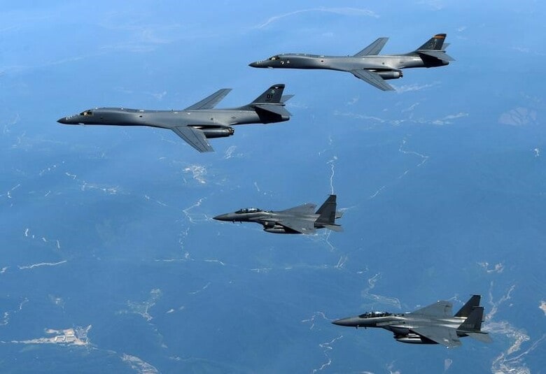 ７月７日、航空自衛隊は、空自のＦ１５戦闘機と米空軍のＢ－１Ｂ戦略爆撃機が６日夜に東シナ海上空で共同訓練を行ったと発表した。写真はグアムの基地を離陸し朝鮮半島付近上空を飛行する米空軍のＢ－１Ｂ戦略爆撃機など。６月撮影。米空軍提供（２０１７年　ロイター/U.S. Air Force/Handout via REUTERS ）