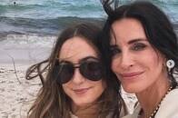 【写真】2人そろって「開放的すぎる」格好...米女優、女子大生の娘と豪ビーチで「夏全開」な姿に