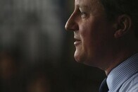 キャメロン首相「亡父のオフショア信託かつて保有」と一転して認める