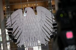 独政府、27年予算案を閣議決定　防衛費と公共投資を大幅拡大