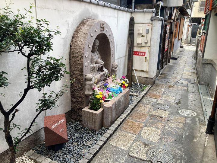 図7 2度目の出火場所に設けられた地蔵