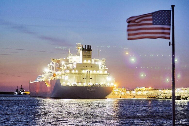 欧州はアメリカ産LNGに依存（ポーランドに入港する米タンカー）　BARTEK SADOWSKIｰBLOOMBERG/GETTY IMAGES