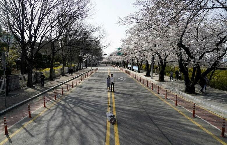 韓国政府は4日、新型コロナウイルスの感染リスクを抑えるために実施している「社会的距離の確保」の強化期間を2週間延長すると発表した。写真は4月1日、ソウルで撮影（2020年　ロイター/Kim Hong-Ji）