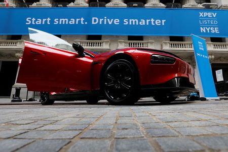 １１月１２日、 中国の電気自動車（ＥＶ）メーカーは欧州市場に狙いを定め、トップクラスの安全性評価と山盛りのハイテク機能を備え、より安価な製品で顧客を勝ち取る構えだ。写真は小鵬汽車のP7。ニューヨーク証券取引所前で２０２０年８月撮影（２０２２年　ロイター/Mike Segar）