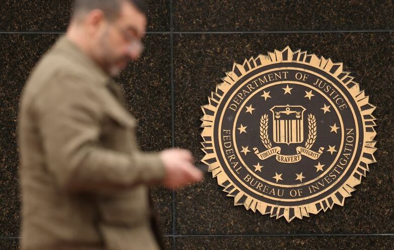 写真は米連邦捜査局（ＦＢＩ）の紋章。2025年2月、ワシントンで撮影。REUTERS/Kevin Lamarque