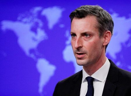 　米国務省は３月８日、トランプ前政権によるイスラム圏やアフリカなど１３カ国からの入国制限を理由にビザ（査証）発給を拒否された申請者に再申請を認める方針を明らかにした。写真は会見する国務省のプライス報道官。１日撮影。代表撮影（２０２１年　ロイター）