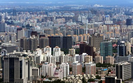 中国人民銀行（中央銀行）と規制当局は２４日、不動産業界の流動性危機（クレジット・クランチ）への新規対応策として、商業不動産を担保として不動産開発業者が新たに借り入れた資金を、他の債務返済に充当することを年内に認めると発表した。写真は首都北京の高層ビルで２０１３年７月撮影（２０２４年　ロイター／Jason Lee）