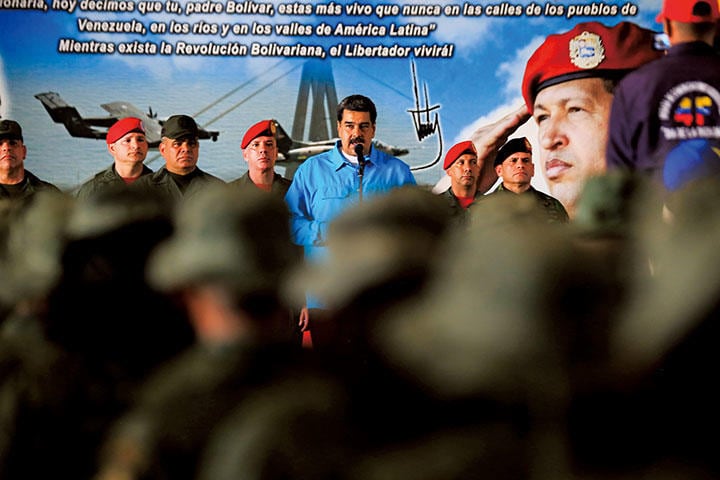 国内の大混乱にもかかわらずマドゥロ大統領（中央）は権力にしがみついている　MIRAFLORES PALACE-REUTERS