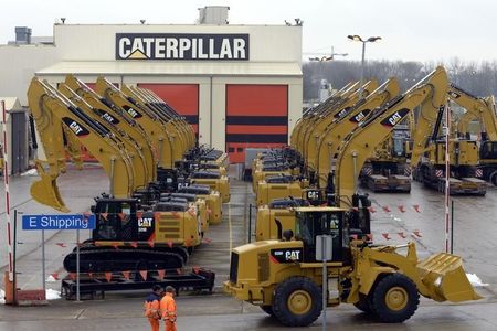 　７月２４日、米重機メーカーのキャタピラーは、中国やブラジルの活況な市場や石油産業の拡大に便乗する形で利益を膨らませてきた。だがついに経営首脳が２３日、良好な事業環境が終結したと事実上宣言した。写真は、米キャタピラーのロゴ、２０１３年２月撮影（２０１５年　ロイター／Eric Vidal）