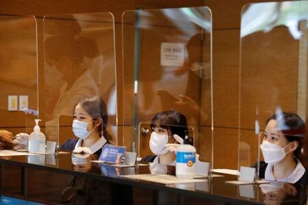 　韓国疾病予防管理局（ＫＣＤＣ）は２５日、新たに１１３人の新型コロナウイルス感染が確認されたと発表した。１日当たりの感染者としては３月３１日（１２５人）以来の多さとなった。写真はソウルの劇場で２１日撮影（２０２０年　ロイター／Heo Ran）