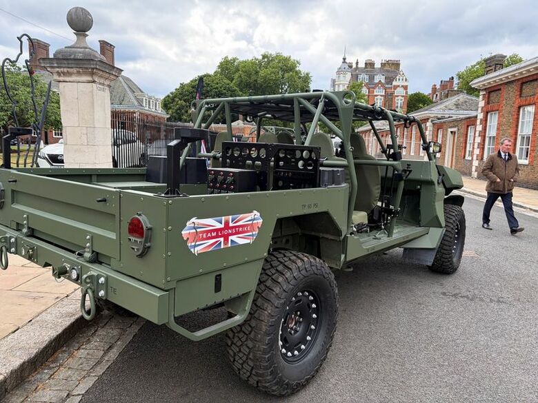 英政府の軍用車両契約の入札に向け、ゼネラル・モーターズらの企業連合が提案しているシボレーのピックアップトラック。5月12日、ロンドンで撮影。REUTERS/Nick Carey