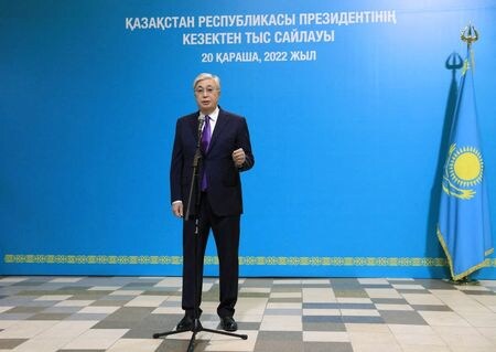 １１月２０日、 中央アジアの旧ソ連構成国カザフスタンで前倒しの大統領選が行われた。写真は現職のトカエフ大統領。アスタナで２０日撮影。カザフスタン大統領府提供（２０２２年　ロイター）