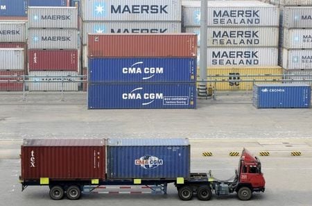 １１月８日、中国税関当局が発表した１０月の中国貿易統計は、輸出入ともに市場予想よりも大きく落ち込む結果となった。み、海外市場の低迷を考慮すれば、一段の内需刺激策が必要との見方を強める内容となった。山東省青島市で１０月撮影（２０１４年　ロイター）