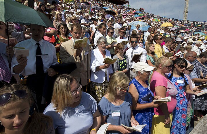ベラルーシのミンスクで開かれた集会に集まったエホバの証人の信者たち（2015年）　Vasily Fedosenko-REUTERS
