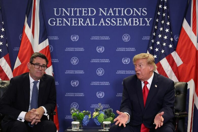 トランプ米大統領（右）とバーナム英首相。22日、ニューヨークで撮影。REUTERS/Toby Melville/Pool