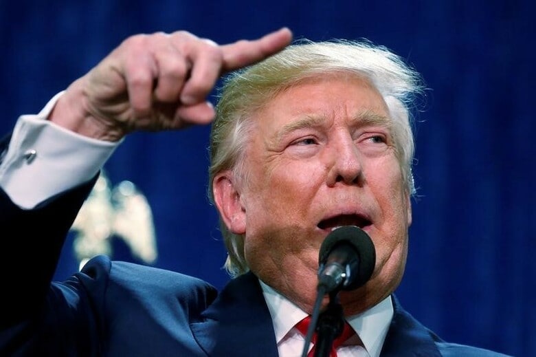 １０月３０日、発表された米ＡＢＣテレビ／ワシントン・ポスト紙の世論調査によると、米大統領選の共和党候補トランプ氏の支持率が巻き返し、民主党候補クリントン氏との差を１ポイントに縮めた。写真はコロラド州で撮影（２０１６年　ロイター/Carlo Allegri）