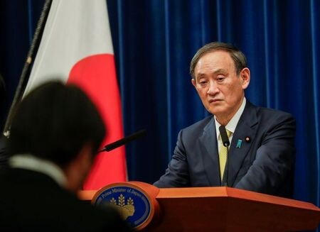 １２月１６日、    菅義偉首相（写真）は、都内で開かれたイベントで事前録画形式であいさつした。写真は都内で４日代表撮影（２０２０年　ロイター）